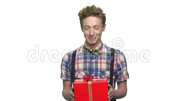 时尚的男孩送礼物盒视频的预览图