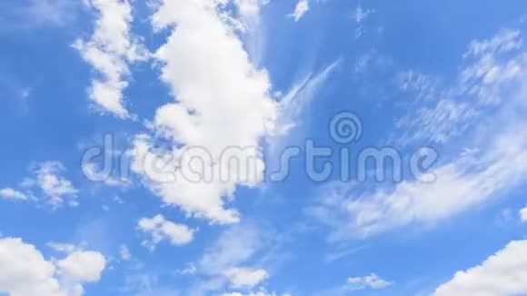 蓝天背景下的白云运动回路视频的预览图