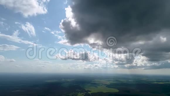 云层附近的无人机飞行视频的预览图