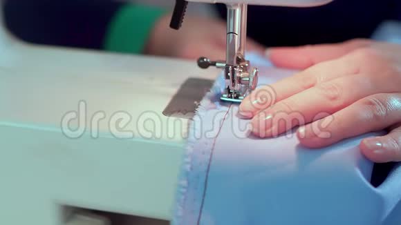 特写镜头缝纫机上的女性手她缝衣服针线缝衣服懒汉视频的预览图