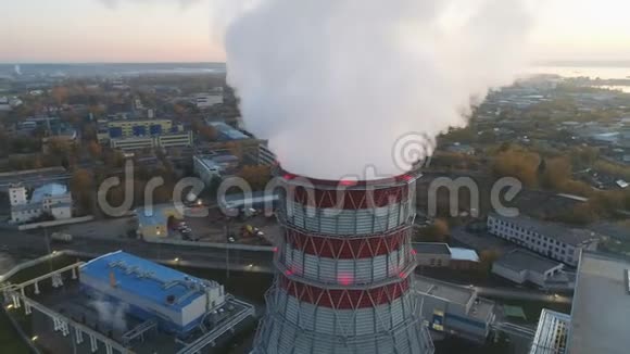 冷却塔蒸汽云的空中运动视频的预览图