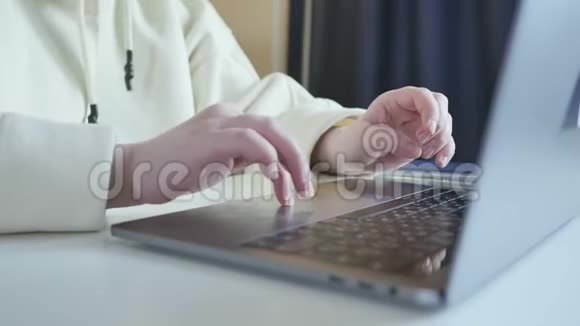 商业女性在笔记本电脑上打字的特写女手忙着在键盘上打字在家工作的自由职业者女孩视频的预览图