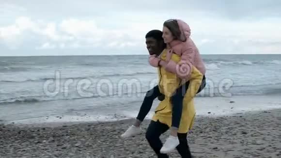 多民族夫妇在海滩上捎带视频的预览图