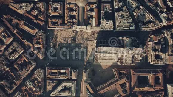 空中自上而下拍摄的拥挤广场和大教堂或多莫在米兰市中心意大利伦巴第视频的预览图