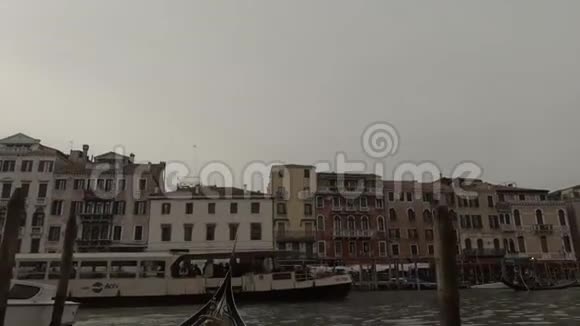 贡多拉斯与游客在意大利威尼斯的狭窄海峡旅行视频的预览图