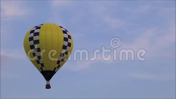 热气球在黄昏时轻轻地穿过夏天的天空视频的预览图