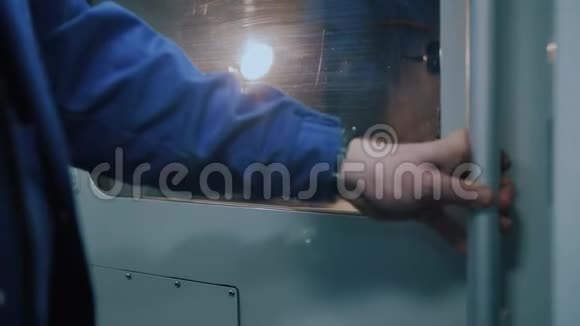 工人在车间打开数控机床的门视频的预览图