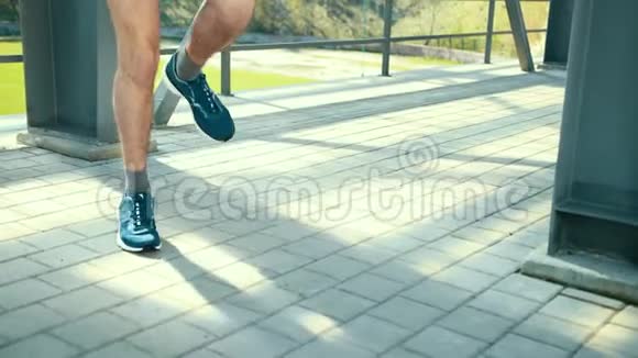 青年运动员在舒适的运动适合跳跃的绳索上的运动场在平台附近的金属机架视频的预览图