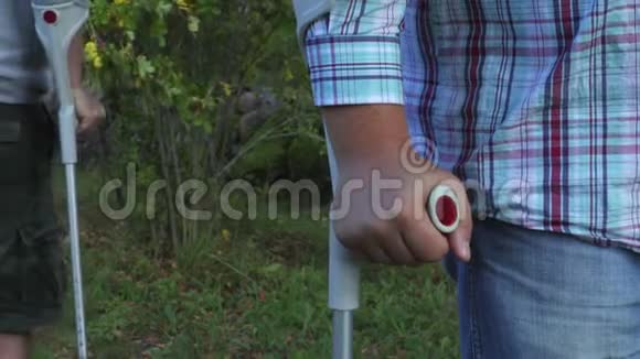 公园里有两个拄拐杖的残疾人视频的预览图