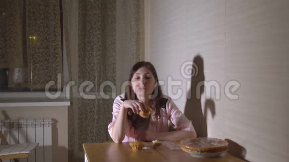 晚上男人在厨房里抓到一个女人吃面包视频的预览图
