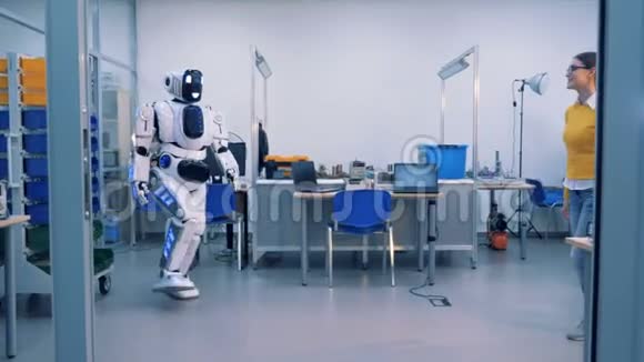 一个女人在房间里遇到一个机器人机器人和女人给对方击掌然后机器人用视频的预览图