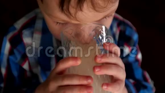 男孩的肖像正在喝牛奶视频的预览图