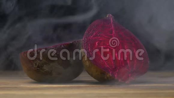 甜菜园里的甜菜在寒冷的桌子上霜冻的蒸汽在缓慢的运动中爬起来视频的预览图