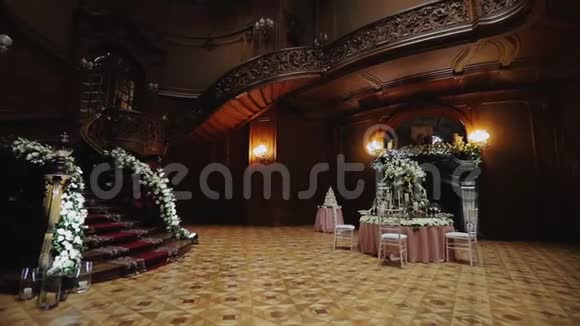 在漂亮的木楼梯附近的城堡里摆着一张豪华的节日桌视频的预览图