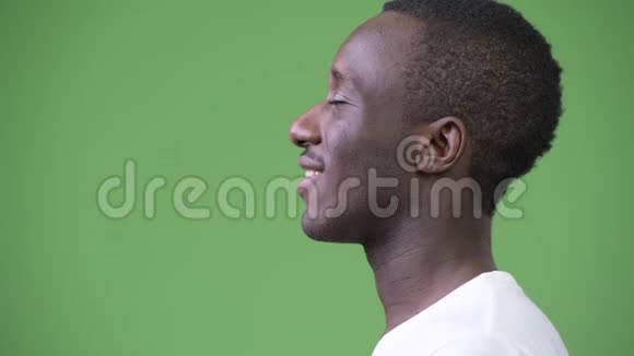年轻快乐的非洲男人闭着眼睛放松视频的预览图