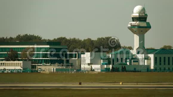 机场大楼及跑道以外的控制塔视频的预览图