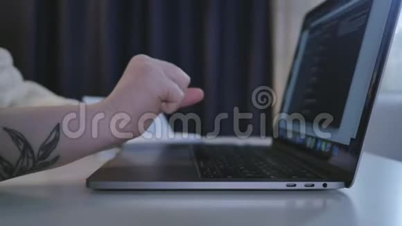 女人的手靠近桌子上的键盘笔记本用笔记本电脑关闭女性的手进行远程工作现代学生笔记本电脑视频的预览图
