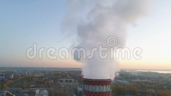 空气冷却塔伴有蒸汽云靠近湖的城市视频的预览图