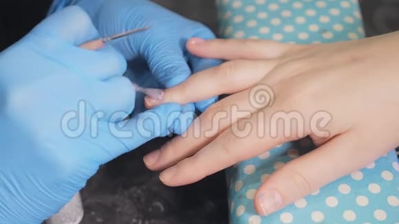 女性手指甲修剪近景视频的预览图