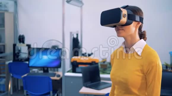 一个半机人走到一个女人面前牵着她的手虚拟现实游戏理念视频的预览图