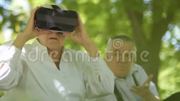 成熟的女人用虚拟现实眼镜视频的预览图