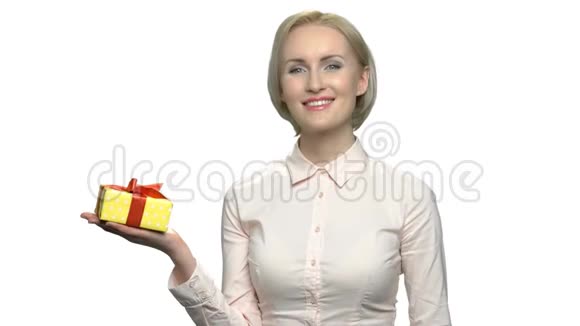 漂亮的金发美女手掌上有礼品盒视频的预览图