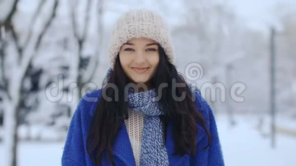 快乐微笑的女人在冬天玩得很开心下雪了寒假概念视频的预览图