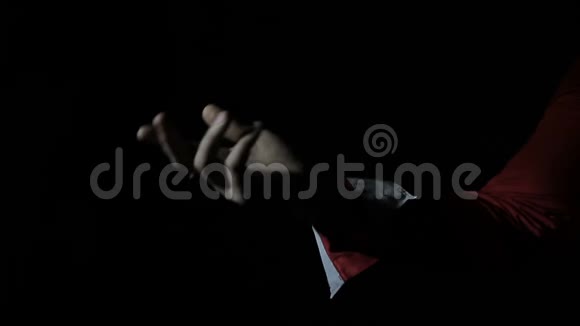 男女在黑暗中牵手视频的预览图