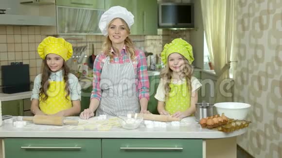 快乐的女厨师和孩子们视频的预览图