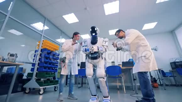 两位工程师检查机器人并修理它视频的预览图