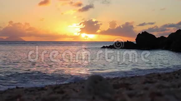 古斯塔维亚壳牌海滩的日落美景令人惊叹视频的预览图