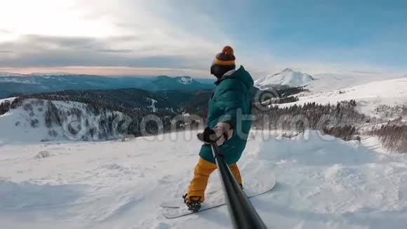 冬季体育活动自由人拿着滑雪板俯瞰山地景观自由视频的预览图