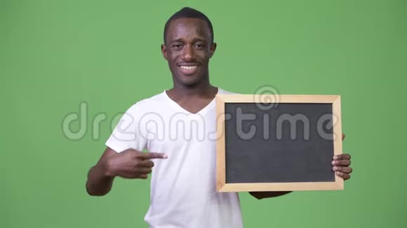 非洲青年男子展示黑板并竖起大拇指视频的预览图