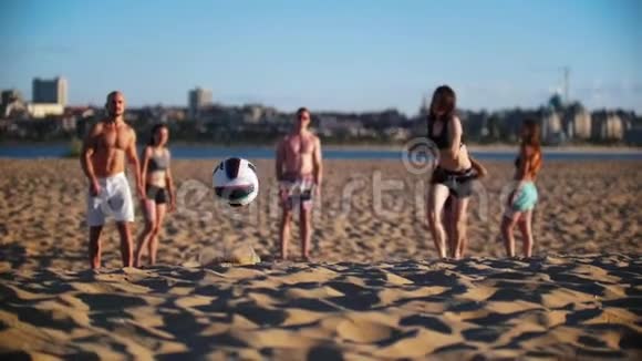一群朋友打沙滩排球一个苗条的黑发女孩追球视频的预览图