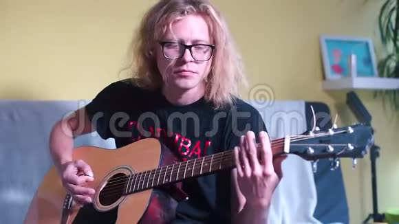 摇滚乐手在家弹吉他视频的预览图