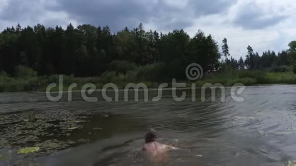 男人在夏天游泳视频的预览图