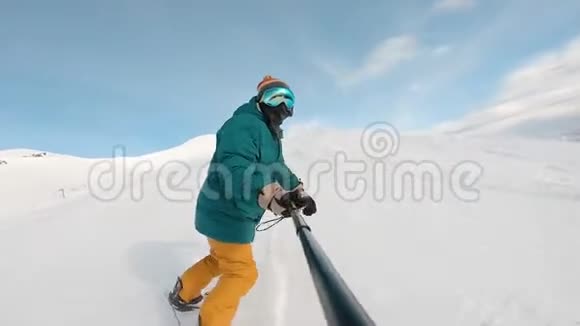 在晴朗的蓝天下自由滑雪板从雪坡滑下视频的预览图