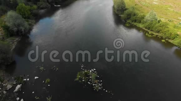温带气候区一条河的无人机射击欧洲乌克兰文尼西亚空中飞行视频的预览图