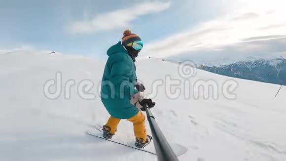 阳光明媚的冬日年轻的旋转滑雪者的明亮极端照片视频的预览图