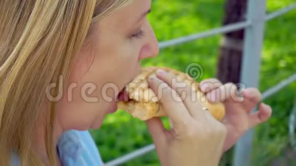 中年妇女吃热狗特写视频的预览图
