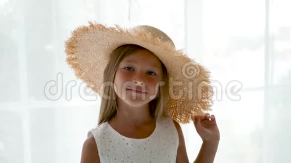 戴着草帽穿着白色裙子的女孩视频的预览图