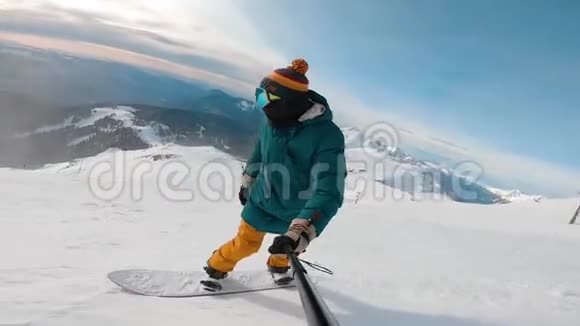 Freeride滑雪板在顶部的积雪斜坡上滚动视频的预览图