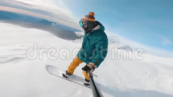 山上的雪板自由体在蓝天上阳光明媚视频的预览图