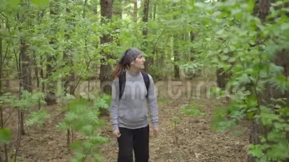 布鲁内特的女人在森林里迷路了她请求帮助视频的预览图