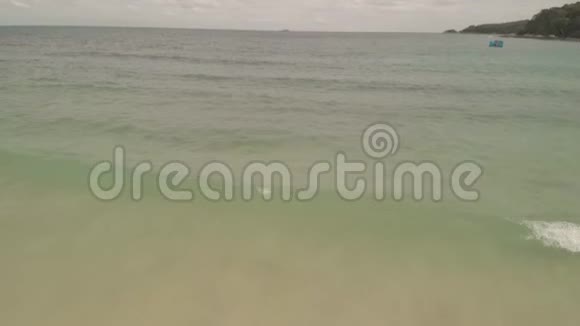 空中观景无人机拍摄泰国岛海滩上的绿松石蓝色波浪撞击金沙苏梅特省视频的预览图