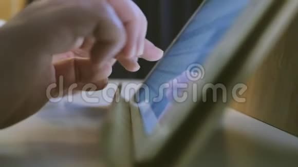 商务女性使用平板电脑的特写镜头视频的预览图