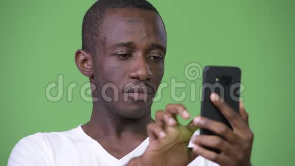 年轻愤怒的非洲男人在电话里大喊大叫视频的预览图