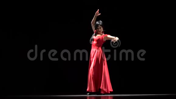 穿红色衣服的女士弗拉门戈舞蹈黑色背景慢动作视频的预览图