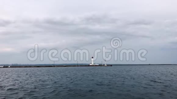海鸥飞过孤独的灯塔多云天气乌克兰敖德萨海港黑海视频的预览图