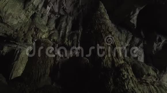 洞穴内巨大的钟乳石洛德洞视频的预览图